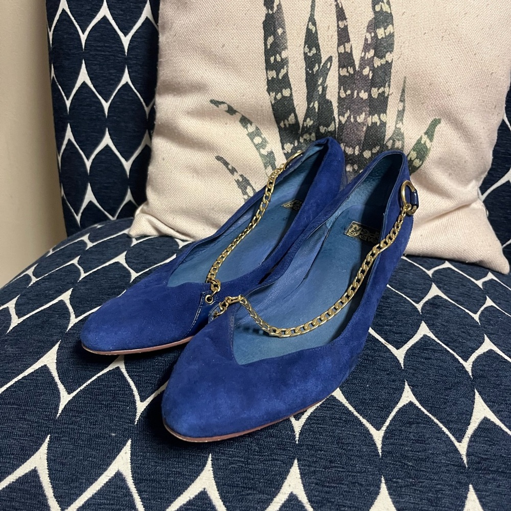 Chic Blue Women's Flats with Gold Chain